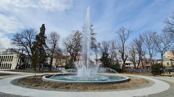 20-метров воден стълб изригва от най-големия фонтан в Дондуковата градина в Пловдив (Снимки, видео)