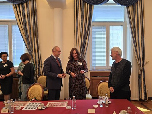 Президентът Румен Радев поздрави гостенките, а г-жа Лариса Чебук от Молдова сподели с него колко интересни са  били разказите на Георги Куманов - етнолог и уредник на музея във Велинград.