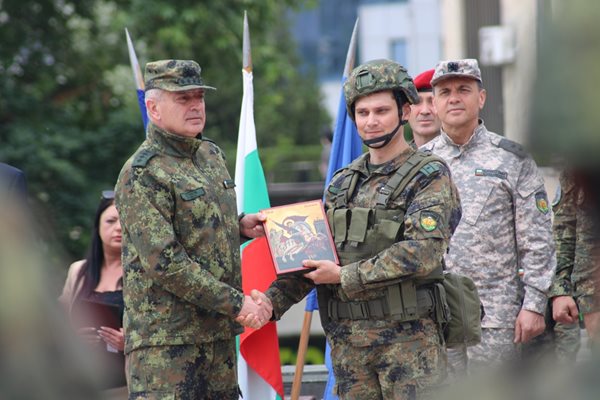 Емил Ефтимов към контингента ни в Косово: Вие сте лицето на българския войник