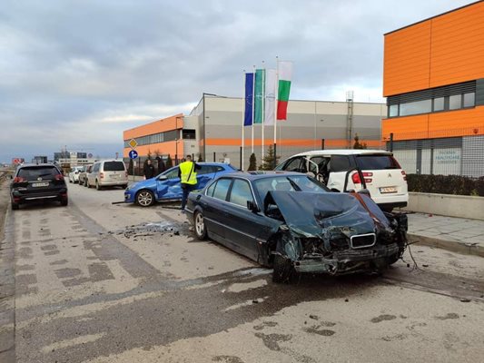 Шофьорка влезе в локалното на Околовръстното в София и помете паркирани коли Снимка: Фейсбук/ Катастрофи в София