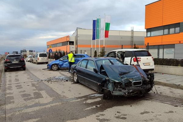 Шофьорка влезе в локалното на Околовръстното в София и помете паркирани коли Снимка: Фейсбук/ Катастрофи в София