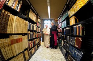 Тайните архиви на Ватикана предсказват края на света. В документите има оригинални писма от Микеланджело
