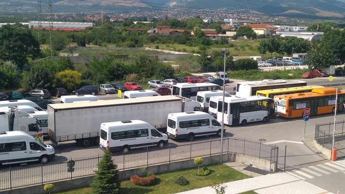 Десетки автобуси, маршрутки и камиони бяха готови за протестно шествие в Пловдив срещу проектозакона за автомобилна камара.
