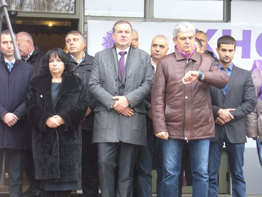 На митинга в Раднево пред миньори и енергетици заедно излязоха министърът на енергетиката Теменужка Петкова и лидерът на КНСБ Пламен Димитров /вдясно на преден план/.
