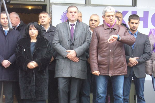 На митинга в Раднево пред миньори и енергетици заедно излязоха министърът на енергетиката Теменужка Петкова и лидерът на КНСБ Пламен Димитров /вдясно на преден план/.