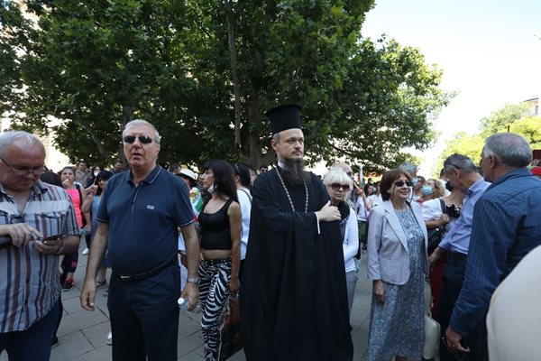 Политикът от прехода Александър Томов и скандалният свещеник Дионисий също бяха на протеста в подкрепа на държавния глава.