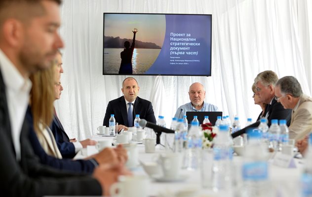 Президентът Румен Радев и проф. Александър Маринов при представянето на стратегията в “Бояна”.
