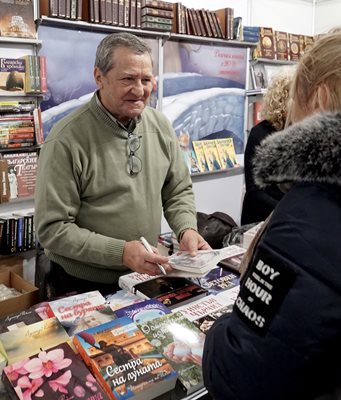 Боян Биолчев раздава автографи на книгата си “Преселението“ - един истински бестселър на издателство “Труд”.
СНИМКА: ДЕСИ КУЛЕЛИЕВА