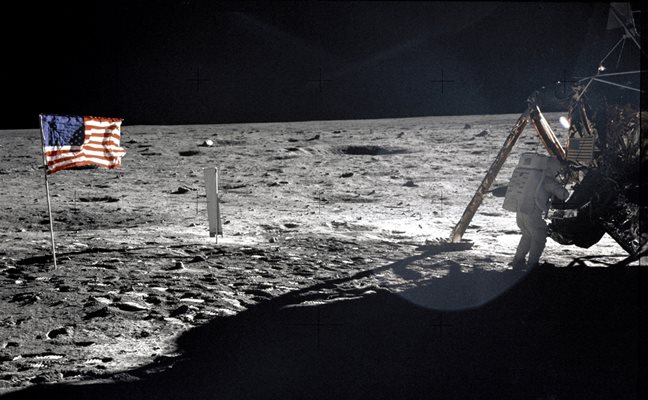 Нийл Армстронг прави първите крачки на Луната СНИМКА: Ройтерс