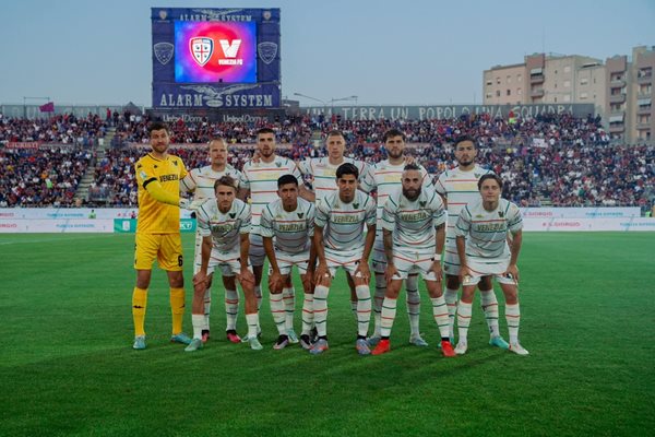 Петко Христов (третият от ляво на дясно на горния ред) преди началото на мача с "Каляри". Снимка: фейсбук на "Венеция"