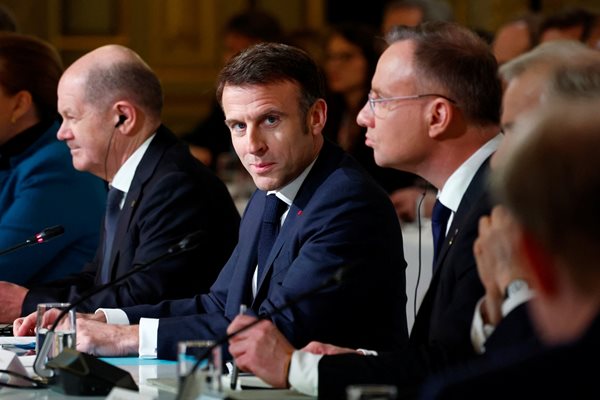 Еманюел Макрон с евролидери на срещата в Париж

СНИМКИ: РОЙТЕРС
