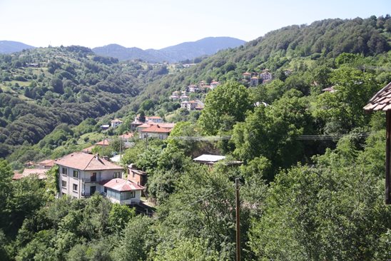 Село Стърница е в подножието на върховете Преспа и Свобода.