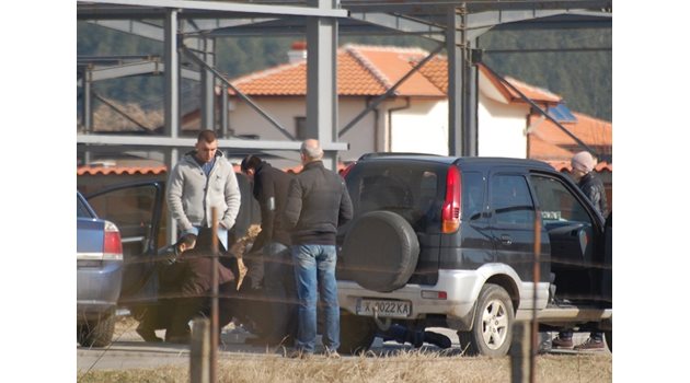 Операцията в Свиленград започна в ранния следобед в понеделник със задържането на Юлиян Узунов.  СНИМКА: НИКОЛАЙ ГРУДЕВ