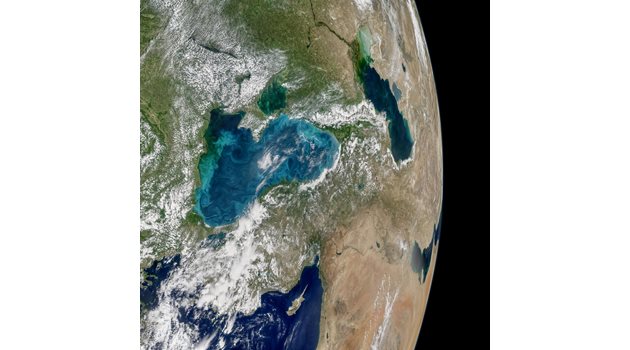 Черно море става тюркоазено от фитопланктона. СНИМКА: НАСА