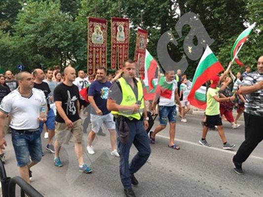 Протестиращите в Асеновград аплодираха жандармеристите, които са завардили кръговото кръстовище към ромската махала "Лозница".