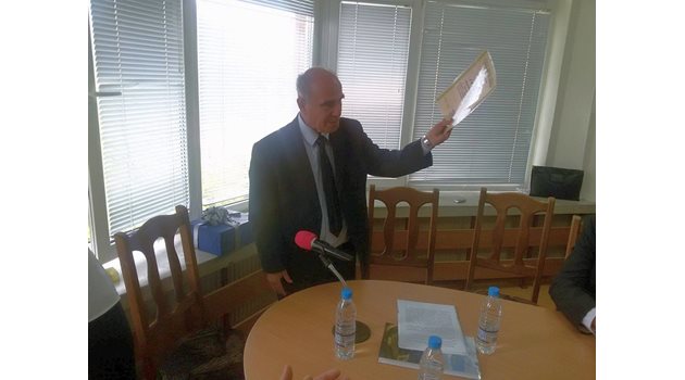 Доц. Гиневски получи грамота за 15-годишнината от възобновяването на сп. “Родопи”.