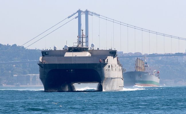 Американският бързоходен десантен кораб "Карсън Сити" преминава през Босфора  СНИМКА : Ройтерс