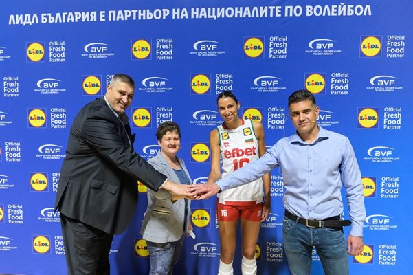 Любомир Ганев, Милена Драгийска, Елица Василева и Давид Давидов при обявяването на партньорството между Българската федерация по волейбол и Лидл България.