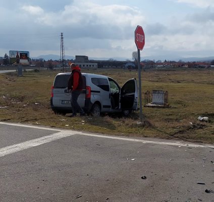 Водачът на тойотата не е спрял на знак "Стоп". 