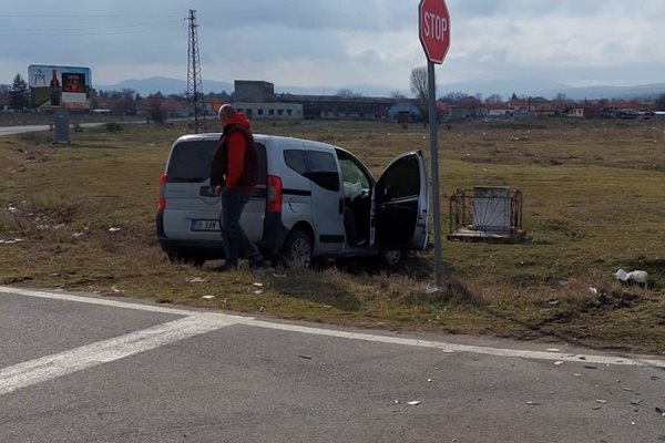 Водачът на тойотата не е спрял на знак "Стоп". 