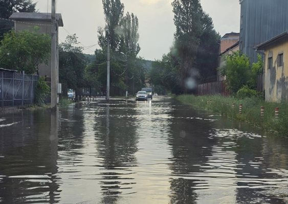 Наводнени улици и закъсали автомобили след градушката в ловешко Кадър: Фейсбук/Venci Vasilev