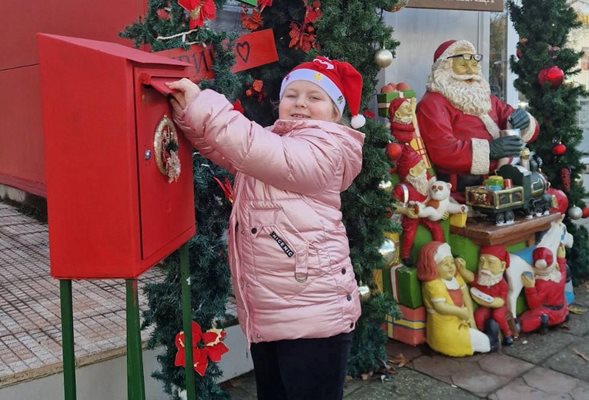 Станислава си пожелава Дядо Коледа да й донесе мноого голям пакет флумастери.