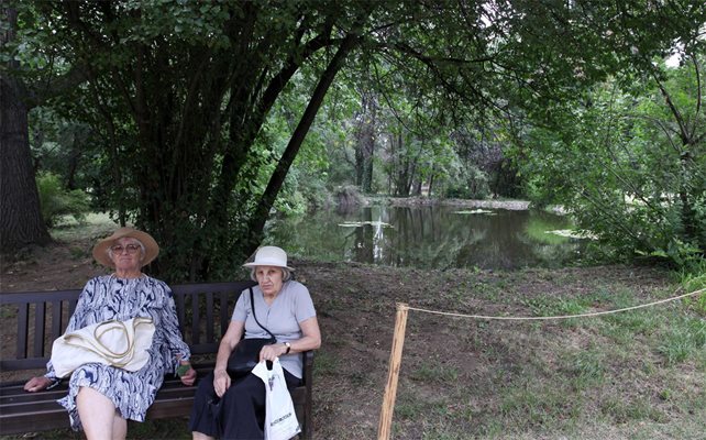 Възрастни жени са дошли да разгледат “Врана” пременени. Те се наслаждават на парка, след като са опознали забележителностите.