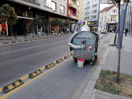 Кофа за смет блокира велоалеята на бул. Раковски