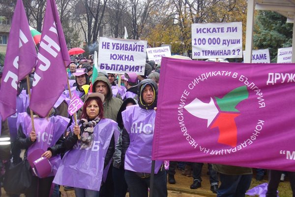 На митинга, организиран днес от КНСБ в Раднево, миньори и енергетици поискаха яснота за бъдещето на комплекса "Марица изток" и сигурност за работните си места.