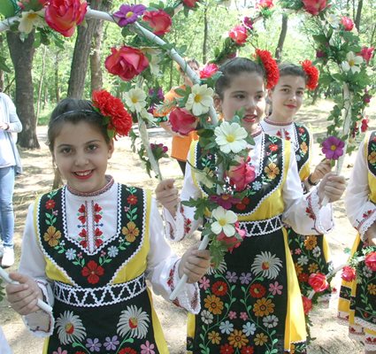 Малки  и големи се изявават по сцените.