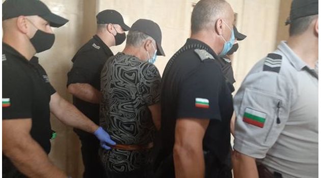 Обвиненият в 2 убийства Рагевски мълчи и в съда