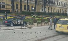 Зрелищна катастрофа прати кола на тротоара до общината във Велико Търново