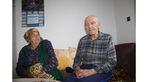 Най-големият син на баба Нурие - Рамадан, вече е на 80 г., а съпругата му Мюмюне - на 79.
