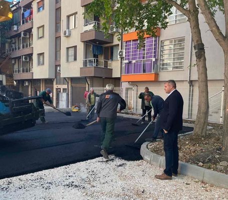 Кметът на район "Северен" Стоян Алексиев инспектира изграждането на паркинга.