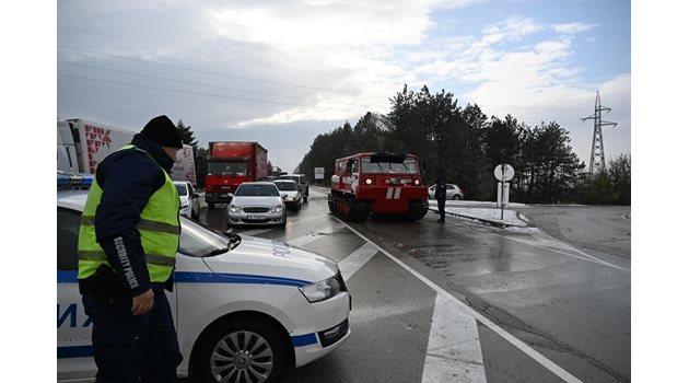 Пожарна и полиция се притекоха на помощ на закъсал турски автобус край с. Кичво на пътя Варна - Балчик.