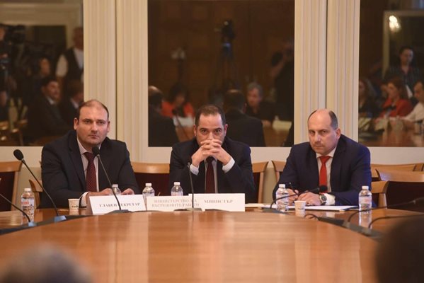 Калин Стоянов (в средата) отговаря на въпроси от депутати за скандала в митниците