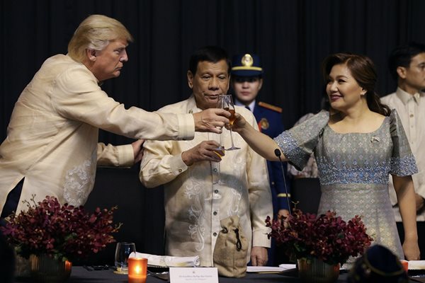 Доналд Тръмп вдига наздравица с филипинския президент Родриго Дутерте и жена му на гала вечеря в чест на 50-годишнината на АСЕАН в Манила.