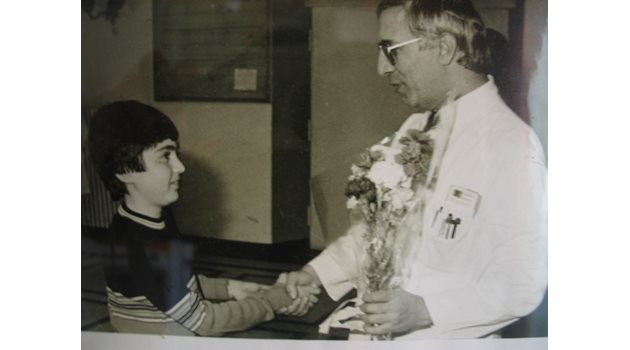 Проф. Чирков заедно с момчето от Кърджали, на което прави първата сърдечна трансплантация в ЕС и СССР.