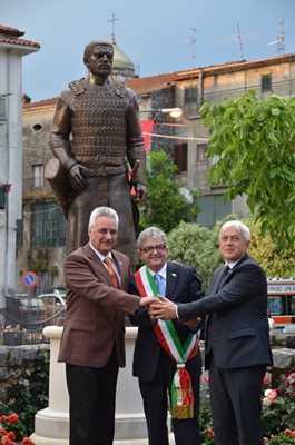 Откриването на статуята на хан Алцек през 2016 г.от кметовете на Челе и Велики Преслав и тогавашния ни посланик в Рим Марин Райков.
СНИМКА: Българско посолство в Рим