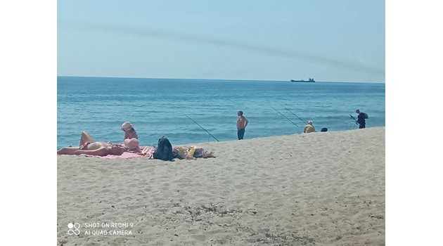 Преди обяд над Черноморието ще преобладава слънчево време, но след обяд на места ще превали и прегърми.
