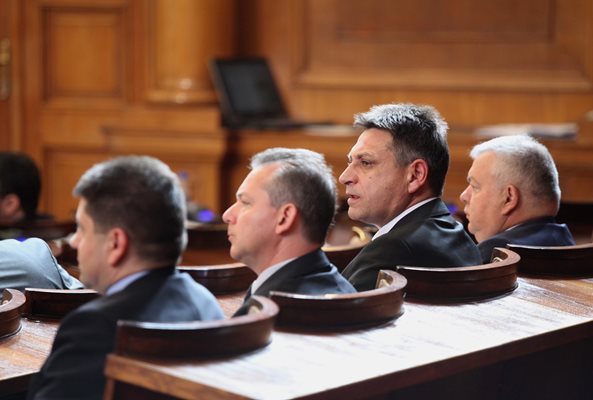 Вече бившите шефове на ДАНС Димитър Георгиев (вляво), на ДАР Драгомир Димитров (в средата) и на НСО Ангел Антонов в парламента