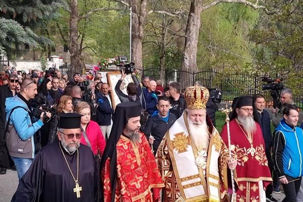 Епископ Сионий и миряните по време на шествието.