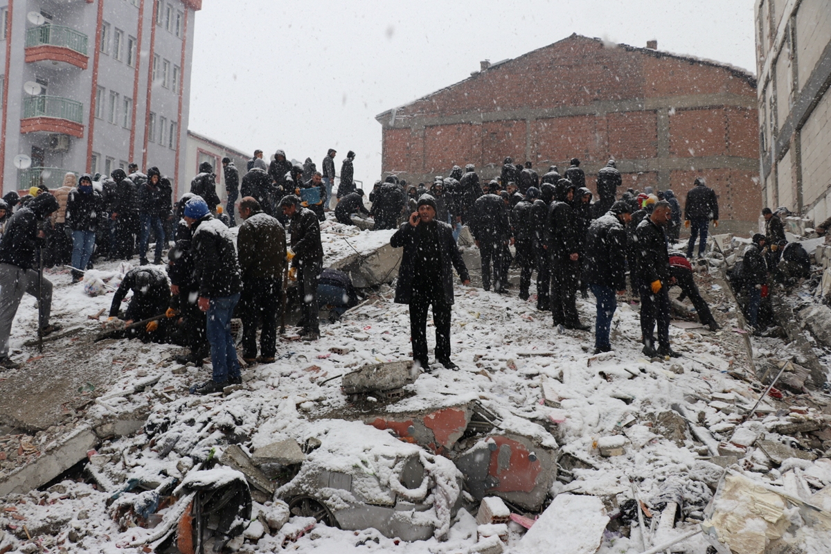 Турция се срина от опустошителното земетресение, вижте трагедията (Снимки)