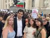 Кирил Петков и съпругата му Линда протестираха пред Съдебната палата заедно с двете си дъщери