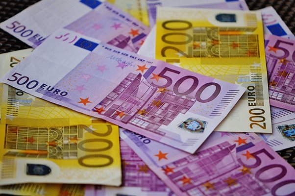 Еврото остава под 1,07 долара в междубанковата търговия