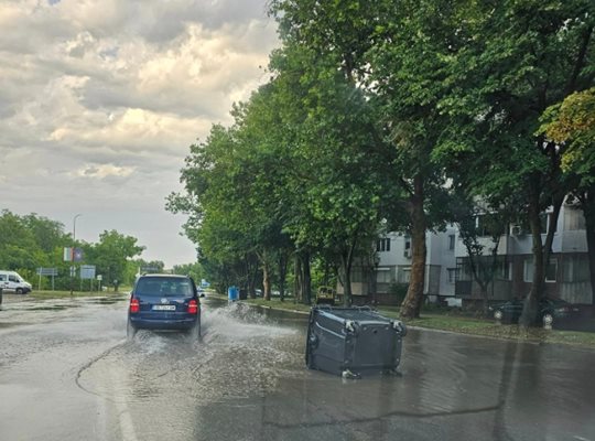 Наводнени улици и закъсали автомобили след градушката в ловешко Кадър: Фейсбук/Venci Vasilev