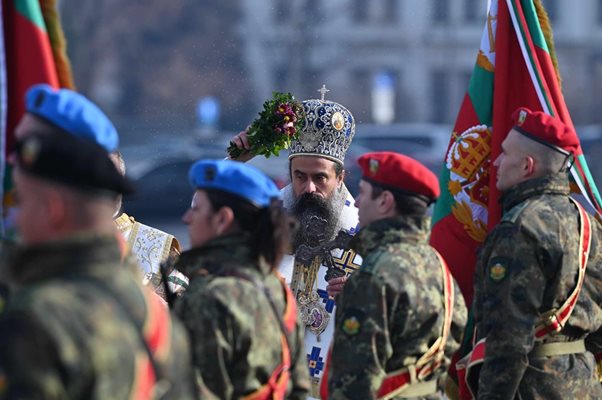 Осветиха бойните знамена на Богоявление Снимка: Георги Палейков