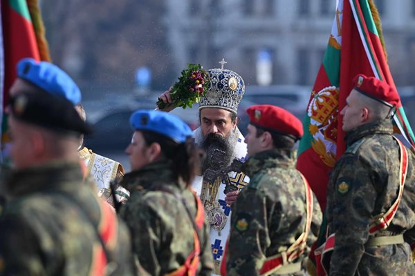 Осветиха бойните знамена на Богоявление Снимка: Георги Палейков