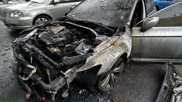 Автомобил се запали на улица в Хасково