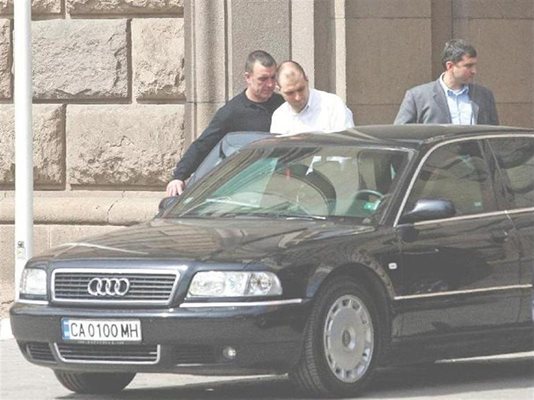 8 април 2008 г. - наш репортер снима Стефан Гамизов (в средата) да излиза от сградата на МС. Часове по-късно той заяви по bTV, че шефът на "Атоменергоремонт" Борислав Георгиев е убит от енергийната мафия.
СНИМКА: ПАРСЕХ ШУБАРАЛЯН